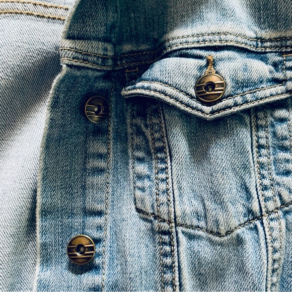 CLÉO vintage light wash blue jean jacket with major distressing size M - Picture 10 of 10